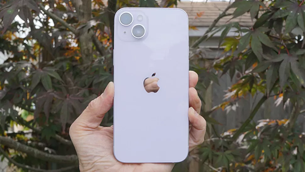iPhone 14 Plus với sắc tím nhạt bên ngoài trời
